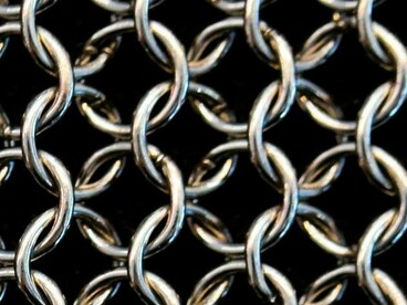 Le maschere possono nascere per proteggerci dal dolore, diventando nel tempo una vera e propria armatura