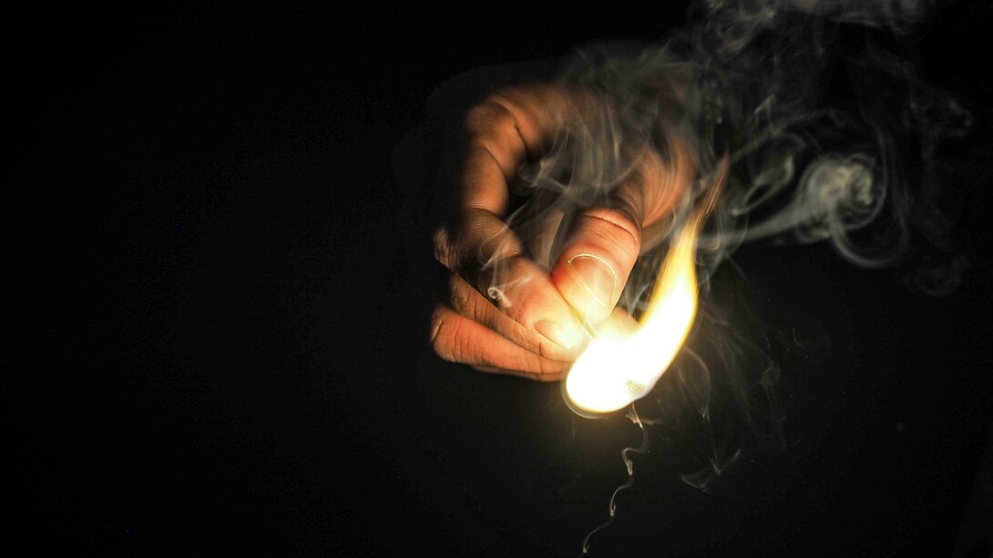 Fiammifero acceso nel buio. Ombre nell'anima: la rappresentazione di un mondo corrotto attraverso otto personaggi