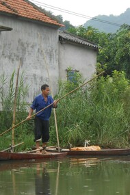 Vietnam. Vecino de Thung Nham remando en su pequeña embarcación