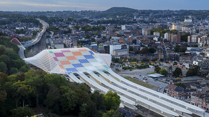 Daniel Buren, Comme tombées du ciel, les couleurs in situ et en mouvement, gare de Liège-Guillemins, Liège (Belgium), October 15 2022 - October 15 2023. Details © DB-ADAGP Paris. Courtesy of Lisson Gallery