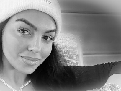 Georgina Rodriguez. L’art, c’est désormais le monde que côtoie Georgina, à travers la visite d’une ville, à travers un plat, en portant les bijoux d’une créatrice, en choisissant une montre