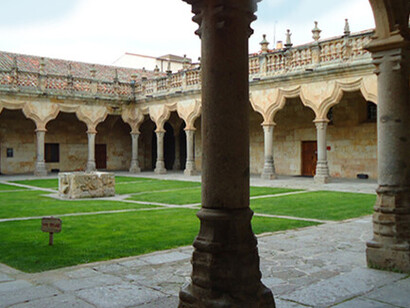 Carmen Martín Gaite se licenció en Filosofía y Letras por la Universidad de Salamanca, donde trabó amistad con destacados escritores como Ignacio Aldecoa y Agustín García Calvo. Patio de Escuelas, Universidad de Salamanca, Salamanca, España