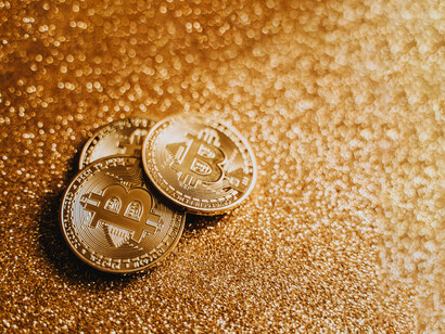 Capitalismo utopico. Questo luogo utopico, basato sui Bitcoin, si fonderà - neanche a dirlo - sui “valori di Internet”, cioè di qualcosa che nella migliore delle ipotesi non esiste, che ciascuno può interpretare a proprio piacimento, ma che con ogni probabilità finirà col rappresentare l’ennesima occasione per creare ‘universi’ distopici quanto virtuali