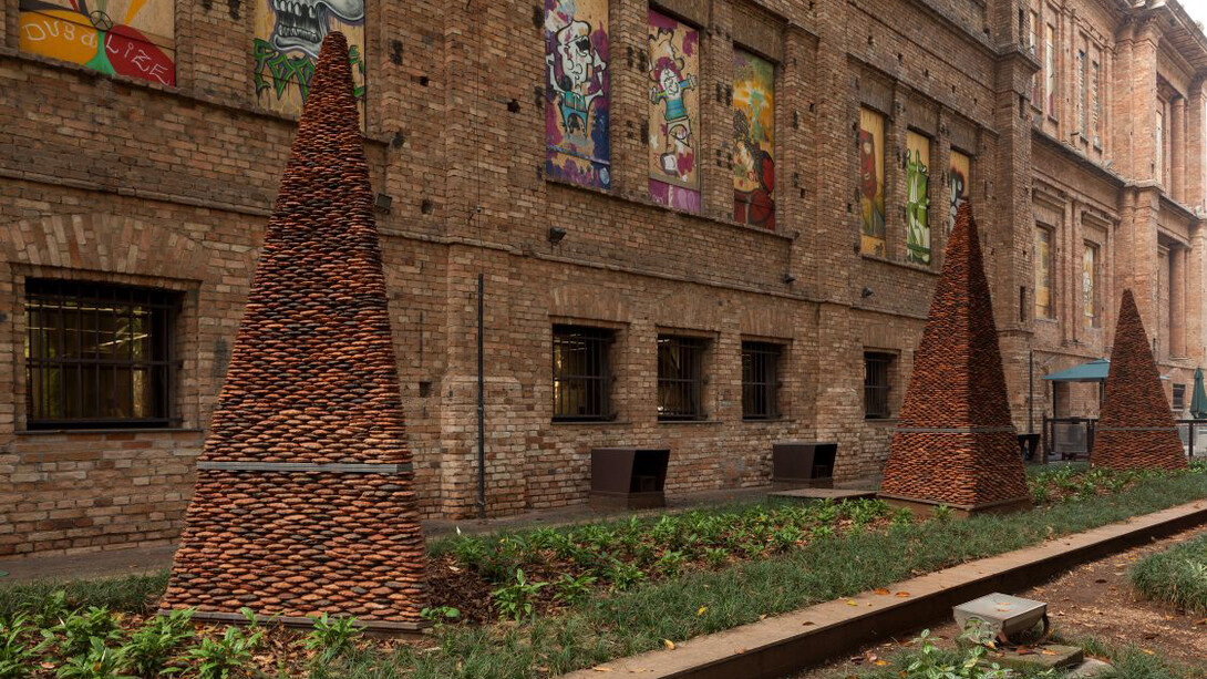 Artistes variés, Jardin de sculptures, vue de l'exposition. Avec l'aimable autorisation de la Pinacoteca