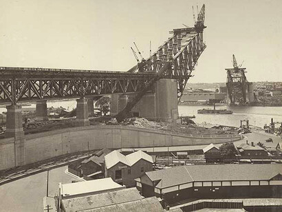 1929: è iniziata la costruzione delle due porzioni del grande arco