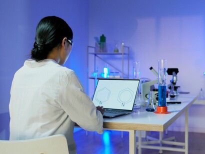 Los científicos prefieren el enfoque desde cero para garantizar la compatibilidad entre todas las piezas moleculares sintéticas