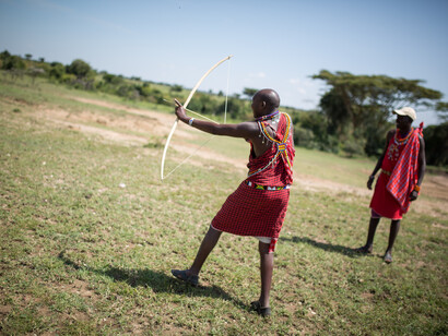 Patterson acabó vendiendo los restos de los cuerpos de los leones al Museo *Field* de Historia Natural de Chicago en el año 1925. Maasai Mara, 2015, un guía masái dispara un arco y una flecha de caza tradicionales.Ol Kinyei, Kenia