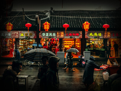 Una tarde lluviosa en las calles de Shanghái, capital de la República Popular China