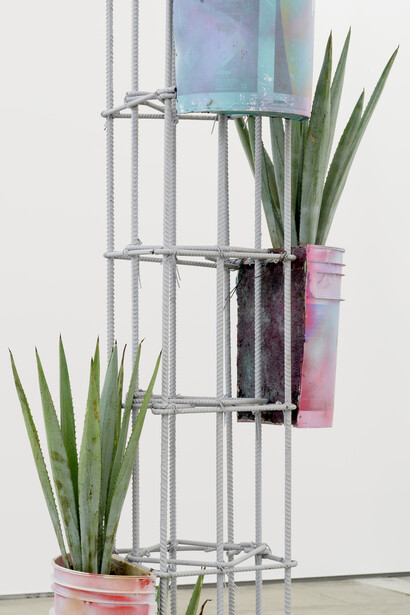 Adrien Missika, Superior Futuro (Agave), 2015. Hormigón, acero, botes de pintura Comex, pintura, madera, sellador, plantas, suelo. 116.14 x 35.43 x 35.43 pulgadas