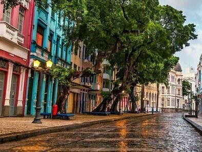 Rua do Bom Jesus, em Recife, considerada uma das mais bonitas do mundo. Pode ser falta de interesse da minha parte, mas o fato é que nunca me despertou a curiosidade conhecer a vida e os feitos destes homenageados. Muitos deles nem os livros de história incluem. É possível que a imensa maioria dos moradores destas e de muitas outras ruas também não saiba o que motivou seu endereço a ter aquela denominação