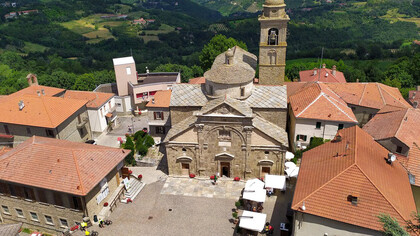 Vista dall'alto della Chiesa di Santa Maria Annunziata a Roccaverano, Asti