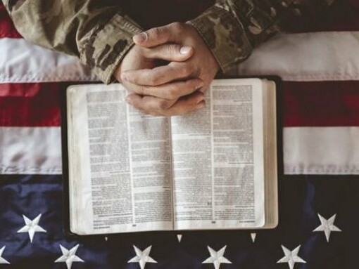 Soldado lê a Bíblia. Mas os elementos de semiótica ficam ainda mais sofisticados quando observamos as cenas de confronto e "pega-pega" entre o ator principal e os pilotos russos, que são os inimigos. Nesse contexto, os pilotos russos são desumanizados de forma sutil, porém eficaz, simplesmente por não terem rosto nas cenas. Ao passo que, mesmo usando máscaras, os pilotos norte-americanos mostram inúmeras emoções: tensão, medo, vitória, sucesso. Isso não é um acaso