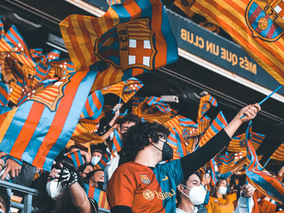 As medidas e punições para clubes e torcidas que são denunciados varia entre as ligas. Estádio Santiago Barnabéu, Madrid, Espanha
