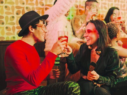 Amigos celebram ano novo com champanhe
