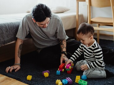 A brincadeira com blocos reúne movimento, percepção e experimentação. Ao explorar objetos e observar as consequências de suas ações, a criança participa ativamente da construção de seu conhecimento