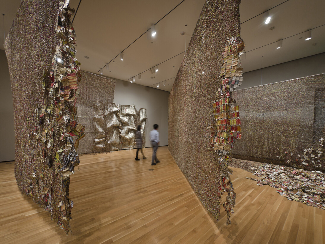El Anatsui, Gli (Wall), 2010, Aluminum and copper wire, Dimensions variable, Installation at the Akron Art Museum. Courtesy of the artist and Jack Shainman Gallery, NY. Photo by Joe Levack, courtesy of the Akron Art Museum.