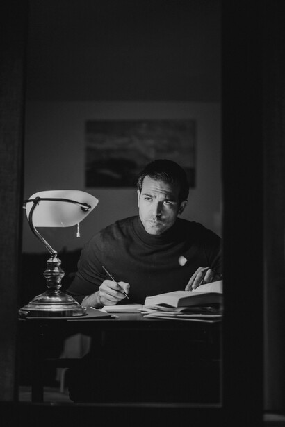 Autor pensando mientras escribe. Los textos de Oñate están influenciados por Borges, Barcelona y el cine