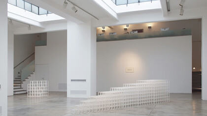 Sol LeWitt. Open geometric structure IV, 1990. Painted wood 97,7 x 435,6 x 97,7 cm