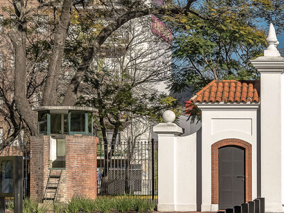 En la actualidad los porcentajes de ascenso social difieren profundamente con indicadores de pobreza del más del 50 %, y el asistencialismo como base de su subsistencia. Portón de acceso a la Quinta de Olivos, Buenos Aires,  donde vive el presidente de Argentina