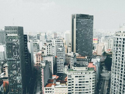 São Paulo, Brasil. Esta sensação fica ainda mais latente à medida que circulamos pela cidade e vemos por todos os seus cantos resquícios das suas vilas operárias. Aqueles quarteirões formados por simples casas geminadas uma à outra com sala e cozinha no térreo e dois dormitórios no segundo piso. Em alguns pontos vemos suas variáveis um pouco mais ampla, são os quarteirões formados de blocos de duas, quatro ou seis casas geminadas tendo um pequeno terreno livre entre os blocos, mas a lógica arquitetônica de vila operária segue