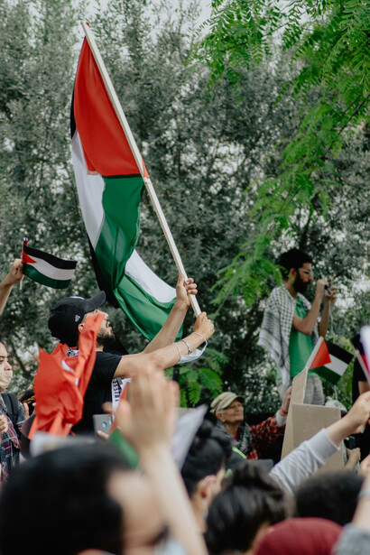 Lo que antes era socialmente inaceptable hoy encuentra justificación bajo el amparo de la crítica política, diluyendo límites que parecían firmes tras la Segunda Guerra Mundial