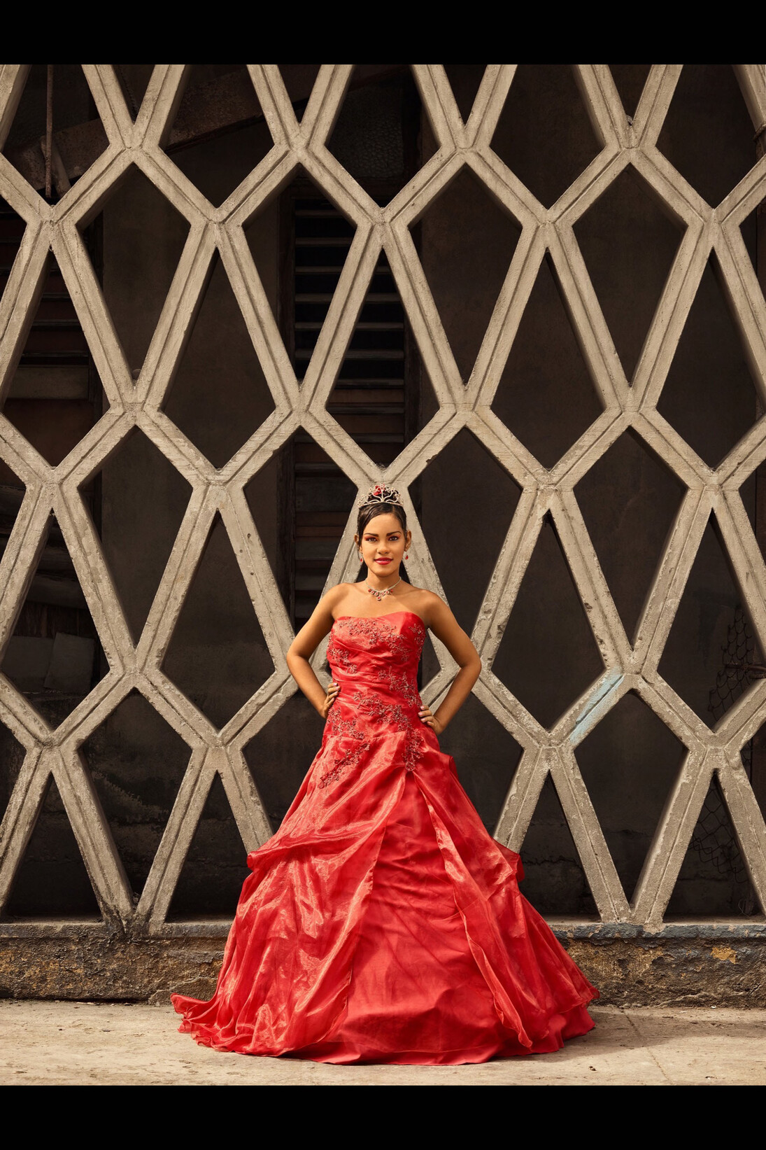 Frank Thiel, Aurora Lawton de la Caridad Tamayo Genes, La Habana, Centro Habana, Dragones, Monserrate, 2015, framed chromogenic print mounted to Alu-Dibond
paper: 90 15/16 x 69 5/16 inches (231 x 176 cm) framed: 92 5/16 x 70 11/16 x 2 3/16 inches (234.5 x 179.5 x 5.5 cm)
edition of 5 with 2 APs  © Frank Thiel / VG Bild-Kunst, Bonn Courtesy: Sean Kelly, New York