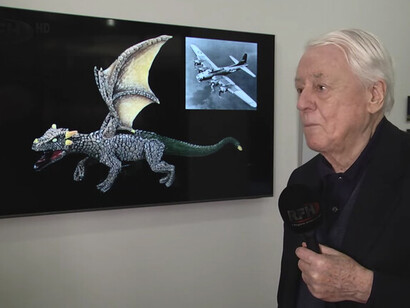 El barco recolecta historias. Pero las historias son también el barco mismo que transporta a los actores del mundo. Alexander Kluge celebra su cumpleaños en febrero de 2024, Múnich, Alemania