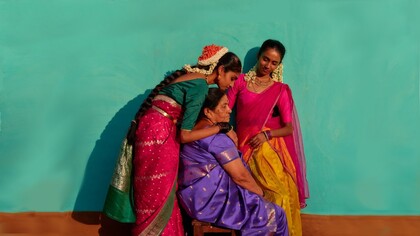 Le donne indiane hanno tradizionalmente intrecciato i capelli dopo averli nutriti con oli, proteggendoli così dall’attrito e dagli agenti esterni