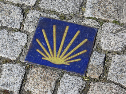 Detalle de la concha indicativa del Camino de Santiago en el Puente Romano de Ourense, España