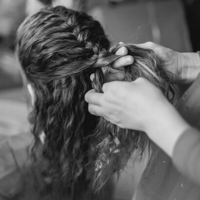Attraverso questi gesti semplici e condivisi, la cura dei capelli diventa un linguaggio affettivo che unisce intimità personale e legame collettivo