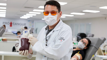 Campanha de doação de sangue na Fundação Pró-Sangue do Hemocentro de São Paulo. No Brasil, cerca de 1,4% da população doa sangue regularmente, o que corresponde a cerca de 3,1 milhões de doações por ano no Sistema Único de Saúde (SUS)