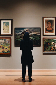 Mujer observa una exposición de arte. Iniciamos una búsqueda para conseguir una imbricación entre la imaginación pictórica y la mística de la literatura garciamarquiana
