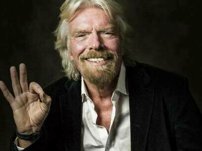 Richard Branson, fondatore di Virgin Galactic, di fronte a VSS Unity, uno dei veicoli SpaceShipTwo dell'azienda. (Crediti immagine - Virgin Galactic)