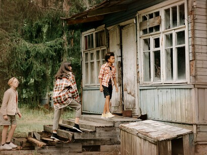 Crianças exploram casa desconhecida. "A alma frágil fixou seu amor em um ponto do mundo; o homem forte estendeu seu amor para todos os lugares; o homem perfeito extinguiu isso"