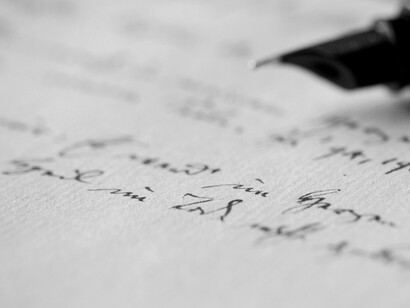 Il suo stile narrativo è diretto, emotivo e fortemente radicato nella realtà quotidiana