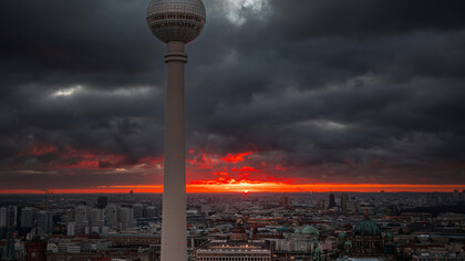 Berlin, Deutschland. Panorama-Bild mit Sonnenuntergang