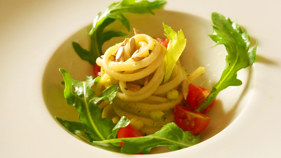 Linguine con pesto di foglie di sedano e germogli di soia