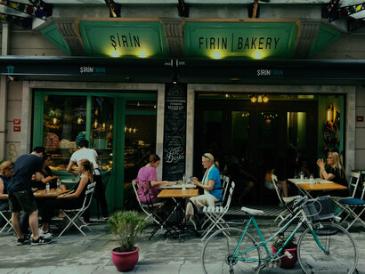 Exterior de un bar. Cada detalle (desde el tipo de mobiliario hasta la disposición de los elementos) debe pensarse para mejorar la experiencia general del cliente