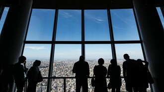 Tokyo Skytree, Tokyo, Giappone. Questa è la dualità che rende Tokyo unica: una lezione preziosa sulla possibilità delle coesistenze, un invito a cercare l'anima delle cose, lì dove la bellezza nasce dalle sfumature e le contraddizioni si abbracciano come amate conoscenze
