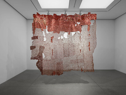 El Anatsui, LuwVor, exhibition view. Courtesy of White Cube