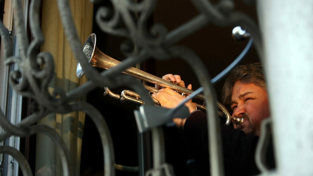 Concerto dal balcone di casa