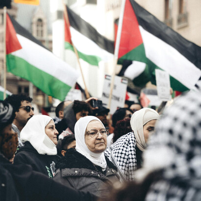 Manifestação pela libertação da Palestina. A par com uma guerra e com um vírus, a Rainha com o reinado mais longo na história acaba por sucumbir em setembro de 2023