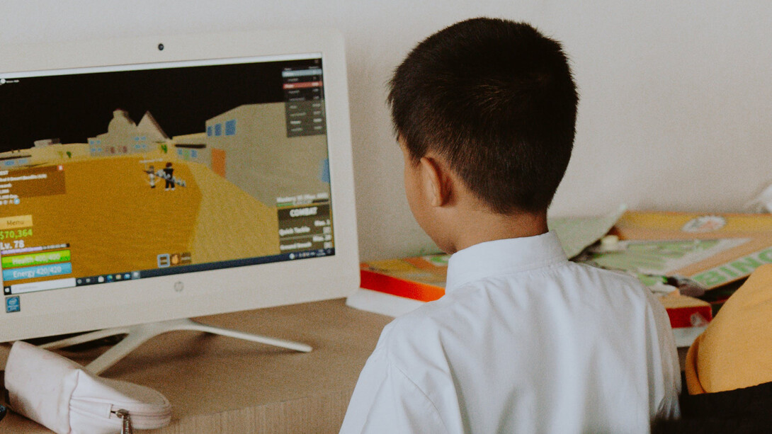 Aluno em sala de aula joga rpg no computador