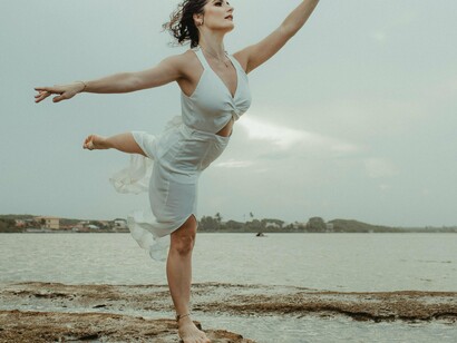 Bailarina na praia. Na dança, encontro uma resposta. A pausa — o silêncio em movimento — revela a essência. É ali, no instante de *stillness*, que tudo se revela. Quando estou nesse silêncio, percebo que tudo o que preciso já está dentro de mim. Escutar na pausa é acessar um universo interno, um espaço que nos guia de volta à nossa essência



