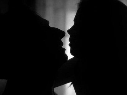 Silueta de una pareja besándose