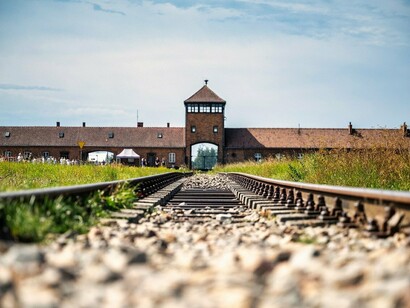 La ferrovia che porta al campo di concentramento di Auschwitz, Polonia