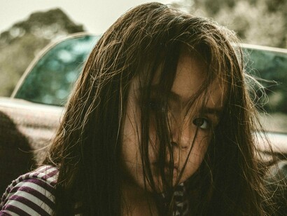 No banco de trás, entre curvas e distrações, havia uma espécie de liberdade tranquila que só a infância sabia inventar