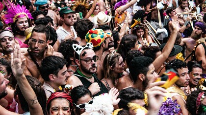 No carnaval, pessoas vão às ruas curtir e mostrar suas fantasias