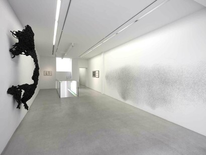 View of the exhibition “Double Eye Poke: Lynda Benglis, Dan Flavin, Sol LeWitt, Bruce Nauman”, kamel mennour (6 rue du Pont de Lodi), Paris, 2015, Curator: Béatrice Gross © Photo. Fabrice Seixas © Lynda Benglis / ADAGP, Paris © Sol LeWitt / ADAGP, Paris, Estate of Sol LeWitt, Courtesy of Paula Cooper Gallery, New York © Bruce Nauman / ADAGP, Paris, Courtesy the artists
