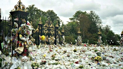 Flores e homenagens deixadas no Palácio de Kensington logo após a morte da Princesa Diana em 31 de agosto de 1997. A morte de Princesa Diana, em 31 de agosto de 1997, chocou o mundo. Oficialmente, a causa foi um acidente de carro em Paris, mas muitos acreditam que foi um assassinato planejado. Diana havia se tornado uma ameaça para a família real ao sugerir que exporia ligações da monarquia britânica com redes de pedofilia e tráfico de crianças. Além disso, seu romance com Dodi Al-Fayed, um muçulmano, poderia ser um fator adicional para sua eliminação